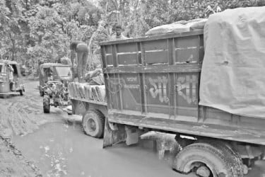 খানাখন্দে ভরা সড়ক