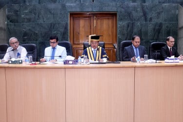 গবেষণায় বরাদ্দ নেই ইউজিসির, ১০৩৩ কোটি টাকার বাজেট অনুমোদন ঢাবির