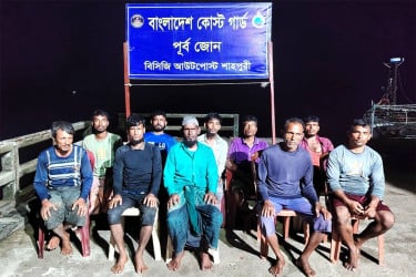 ফিশিং বোটসহ ১০ জন জেলেকে জীবিত উদ্ধার
