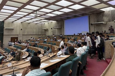 ৫ স্থাপনার নাম পরিবর্তনের সিদ্ধান্ত না হওয়ায় সিনেট থেকে ওয়াকআউট ডাকসু নেতাদের