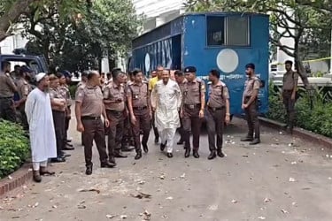 ট্রাইব্যুনালে আনা হয়েছে হাসানুল হক ইনুকে
