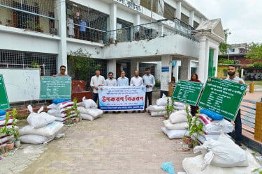 কুমারখালীতে মাছের উৎপাদন বাড়াতে ৬ চাষিকে মৎস্য উপকরণ বিতরণ