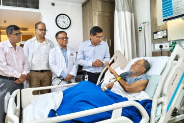 ব্যারিস্টার রফিকুল ইসলাম মিয়াকে দেখতে হাসপাতালে ডা. মনোয়ারুল কাদির
