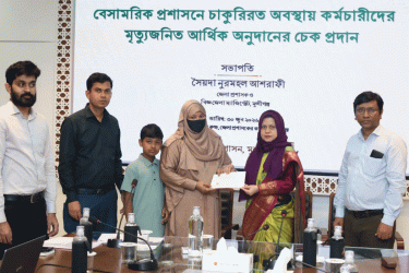 মুন্সীগঞ্জে সরকারি আর্থিক অনুদানের চেক বিতরণ