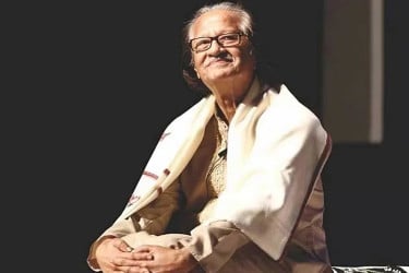 বনানী কবরস্থানে চিরনিদ্রায় শায়িত মুস্তাফা মনোয়ার