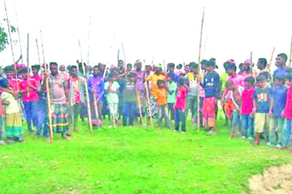 বালু তোলা বন্ধে পদ্মা পাহারায় গ্রামবাসী