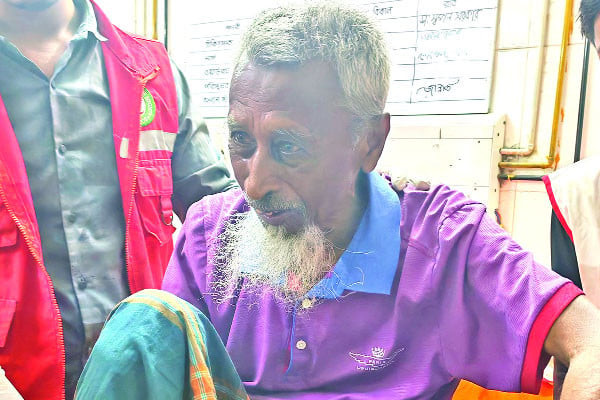 রাস্তায় ফেলে গেল ছেলে, বৃদ্ধের ঠাঁই হাসপাতালে