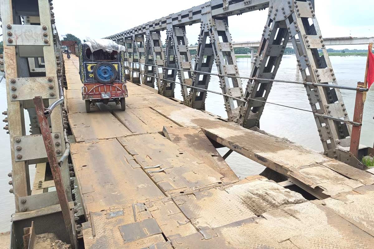১৪০ বছরের সোনাহাট সেতুর পাটাতন ভেঙে ভারী যান চলাচল বন্ধ