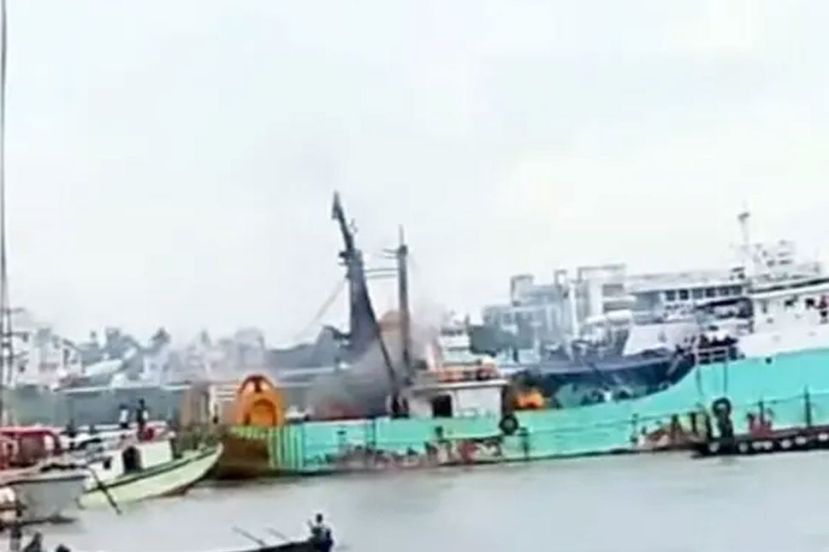 চট্টগ্রামে ট্রলারে অগ্নিকাণ্ডে দগ্ধ দুই নাবিকের মৃত্যু