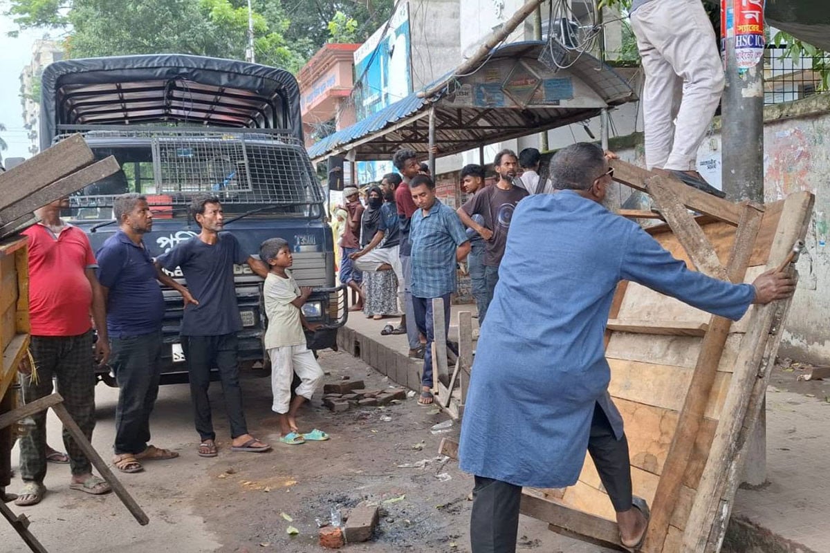 যানজটমুক্ত বগুড়া গড়তে ফুটপাত উচ্ছেদ অভিযান শুরু