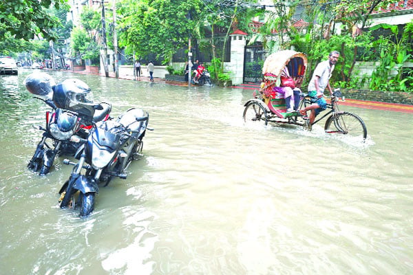 অল্প বৃষ্টিতেই ডুবছে ঢাকা
