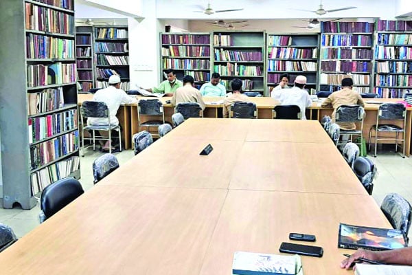 পাঠাগারে বই বিস্তর, পাঠক কম