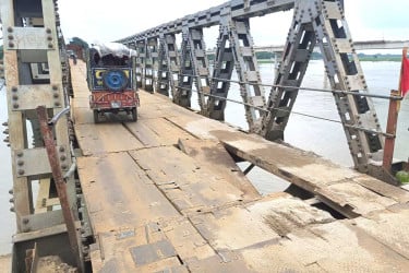 ১৪০ বছরের সোনাহাট সেতুর পাটাতন ভেঙে ভারী যান চলাচল বন্ধ