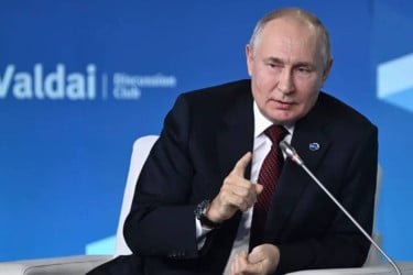 রাশিয়া চাপে পড়লেও পুতিন অনড়