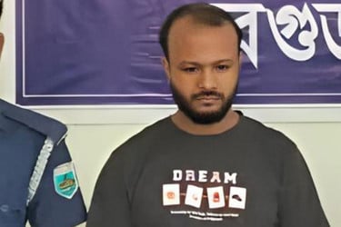 ছাত্রীকে একান্তে দেখা করতে বলার অভিযোগে মাদরাসা শিক্ষক কারাগারে