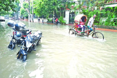 অল্প বৃষ্টিতেই ডুবছে ঢাকা