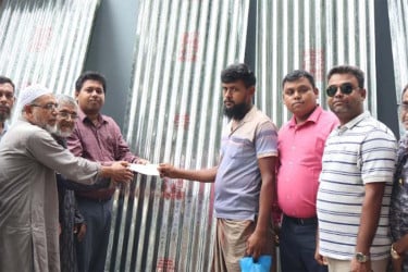 সিংড়ায় ক্ষতিগ্রস্ত ৩৭ পরিবার পেল ঢেউটিন ও নগদ সহায়তা