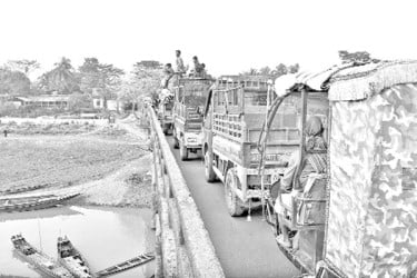 সেতুটি এখন গলার কাঁটা