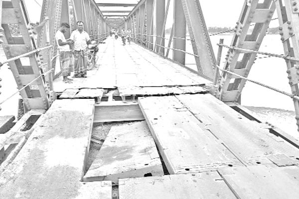 পাটাতন ভেঙে যান চলাচল বন্ধ