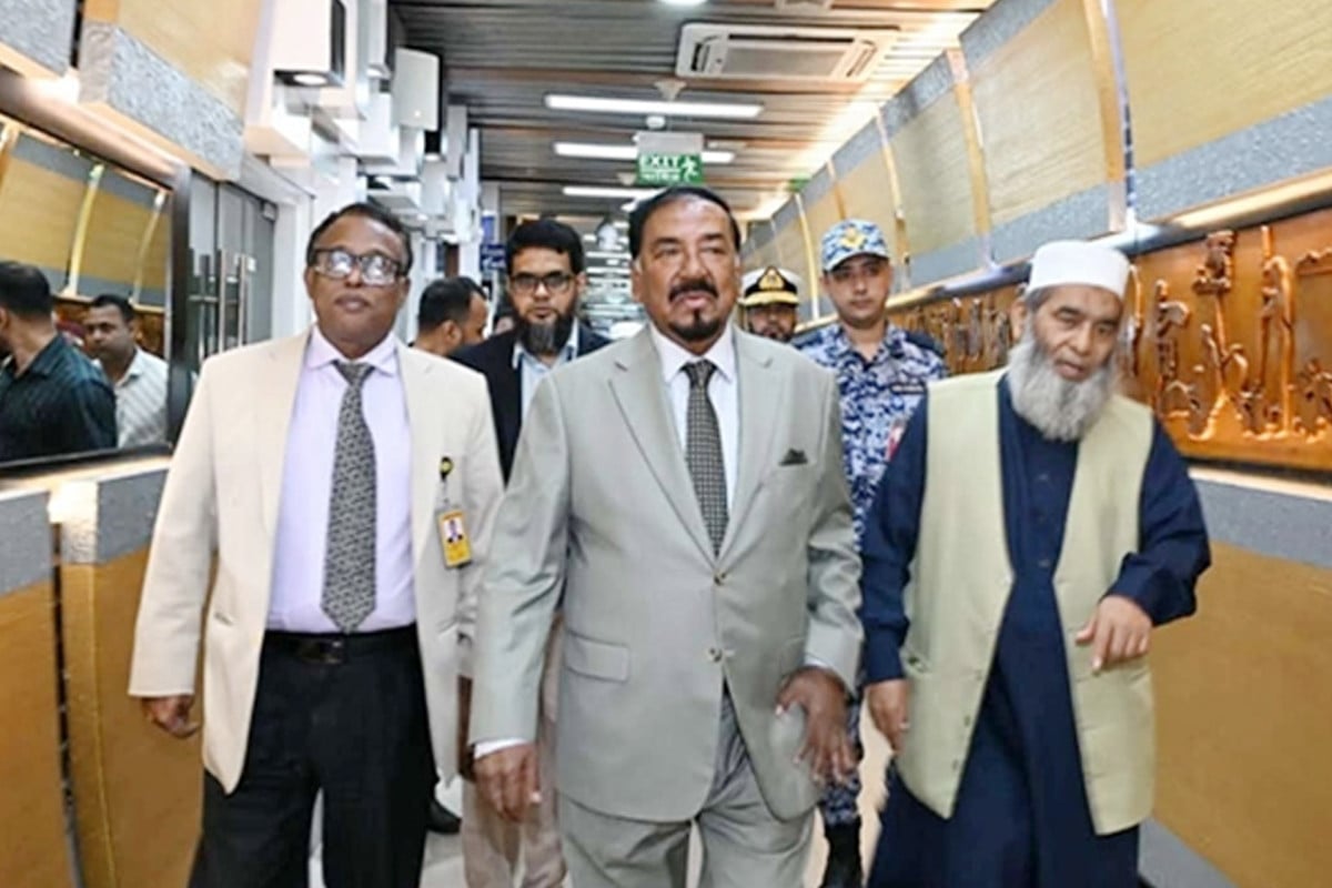 খামেনির জানাজায় অংশ নিতে ইরানের পথে স্পিকার