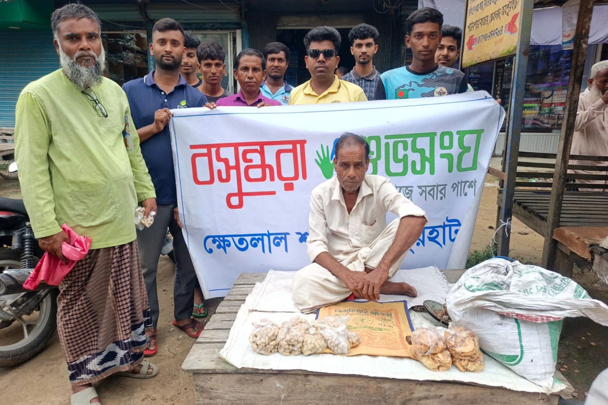 ক্ষেতলালে অসহায় সুশিল চন্দ্রের পাশে বসুন্ধরা শুভসংঘ