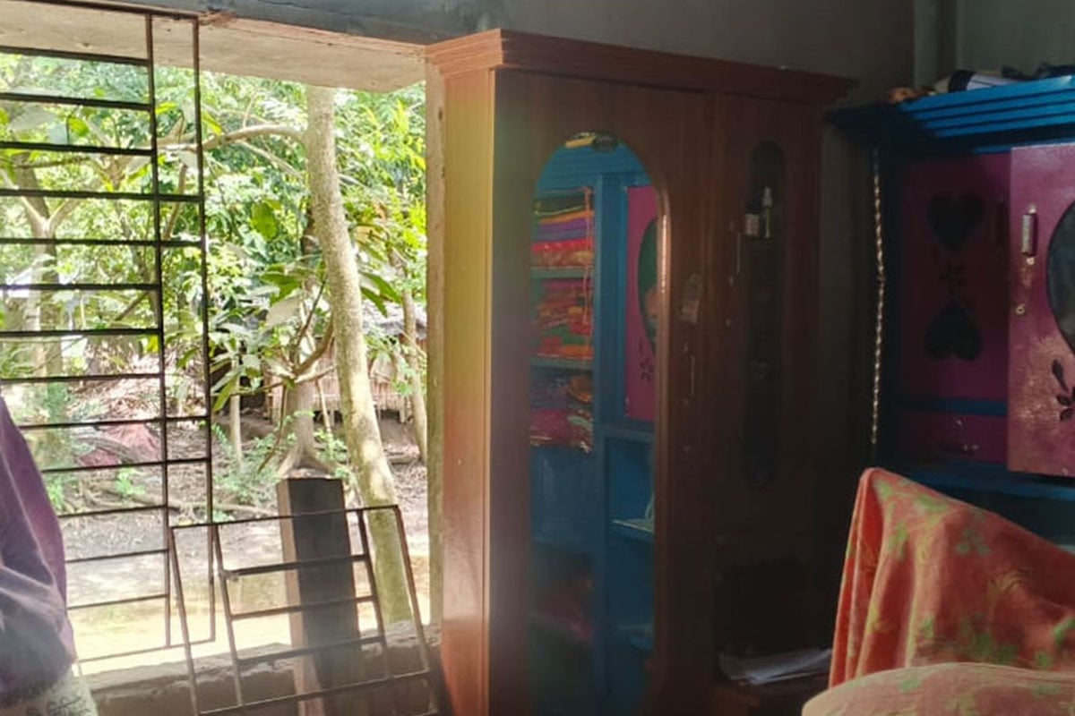 টুঙ্গিপাড়ায় বসতঘরের জানালার গ্রিল কেটে নগদ অর্থ চুরি