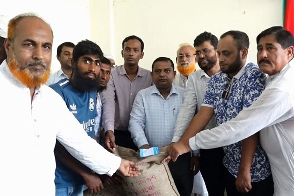 সিরাজগঞ্জে ধানের বীজ ও সার বিতরণ