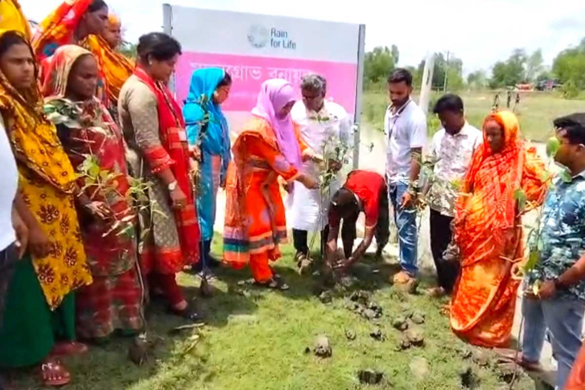 মোংলায় ম্যানগ্রোভ বনাঞ্চল সমৃদ্ধকরণে বৃক্ষরোপণ কর্মসূচি
