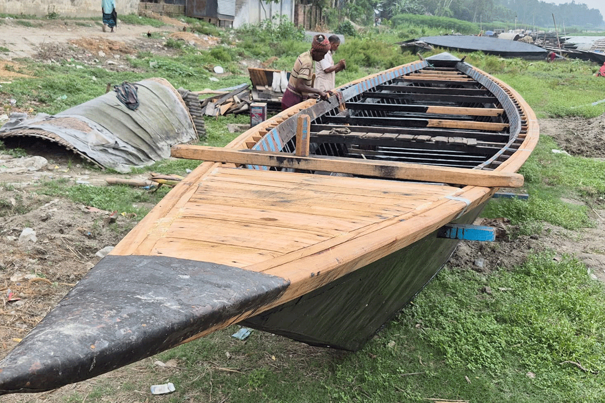 বগুড়ায় মাঝি পাড়ায় নৌকা তৈরির ধুম