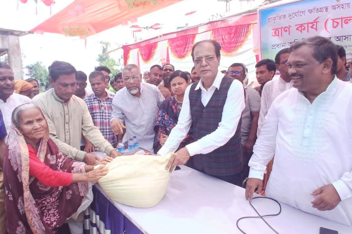 লালমনিরহাটে বন্যাদুর্গতদের খাদ্য ও আর্থিক সহায়তা