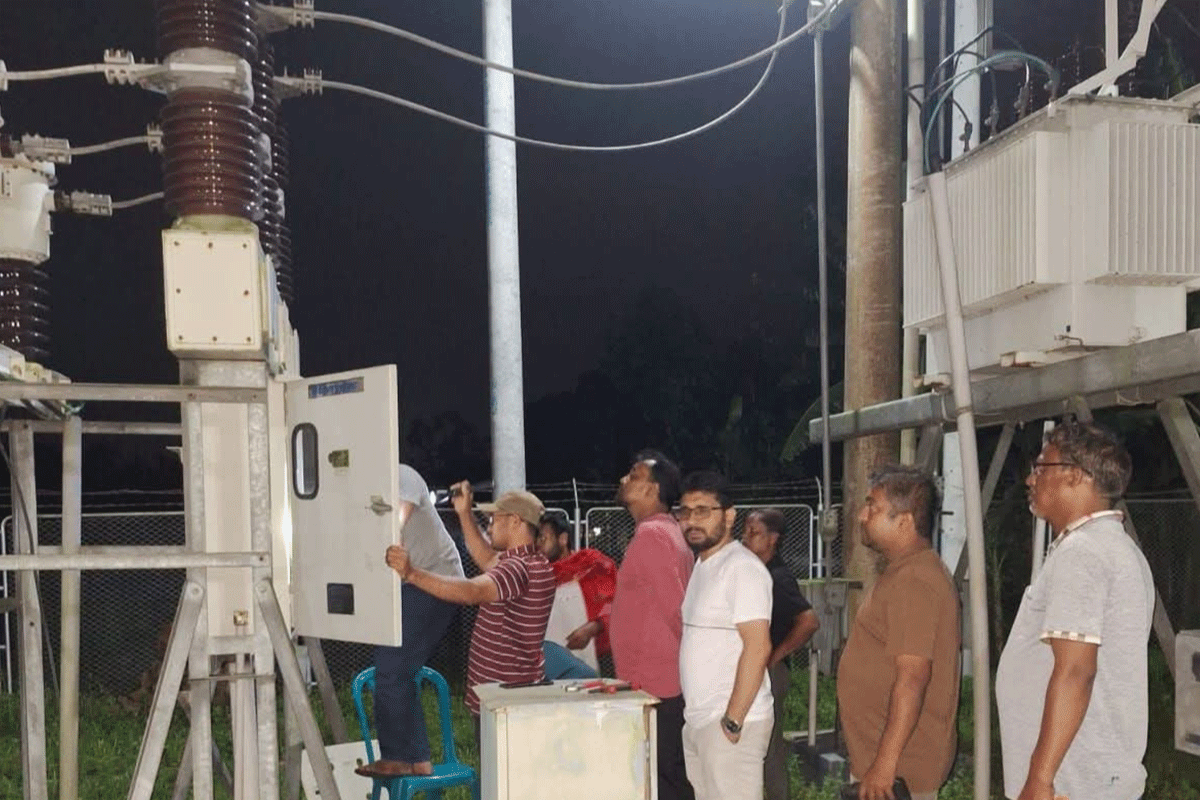 বজ্রপাতে বিকল ট্রান্সফরমার, বিদ্যুৎহীন দুই উপজেলার মানুষ