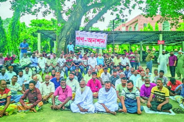 আলু চাষ এখন গলার কাঁটা