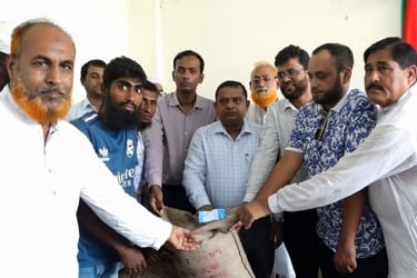 সিরাজগঞ্জে ধানের বীজ ও সার বিতরণ
