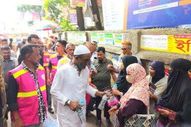 নারায়ণগঞ্জে বিএনপি নেতার উদ্যোগে এইচএসসি পরীক্ষাকেন্দ্রে পানি বিতরণ