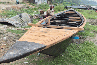 বগুড়ায় মাঝি পাড়ায় নৌকা তৈরির ধুম