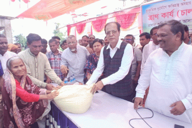 লালমনিরহাটে বন্যাদুর্গতদের খাদ্য ও আর্থিক সহায়তা