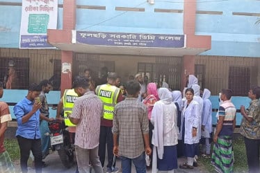 ফুলছড়ি সরকারি ডিগ্রি কলেজ কেন্দ্রে ভুল প্রশ্নপত্রে পরীক্ষা গ্রহণ