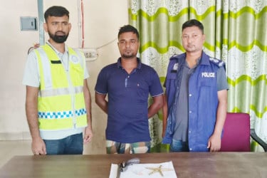 কুষ্টিয়ায় অস্ত্র-গুলিসহ বাবা-ছেলে আটক