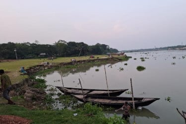 বর্ষার আগেই আড়িয়াল খাঁ নদীতে ভাঙন, আতঙ্কে সাধারণ মানুষ