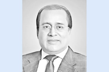 দাবার ঘুঁটি যখন জীবন্ত মানুষ
