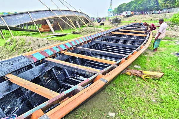 মাঝিপাড়ায় নৌকা তৈরির ধুম