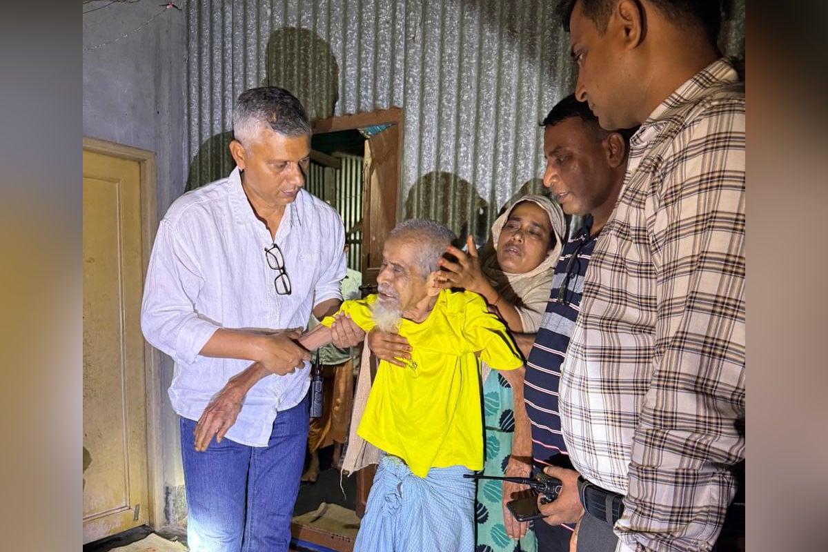 বৃদ্ধকে রাস্তায় ফেলে গেল স্বজনরা, উদ্ধার করে দায়িত্ব নিলেন প্রতিমন্ত্রী