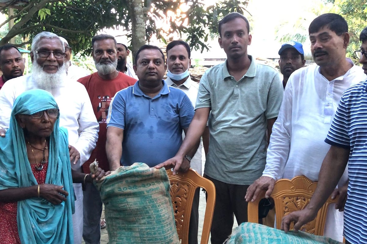 সিরাজগঞ্জে নদী ভাঙনে ক্ষতিগ্রস্ত পরিবারের মধ্যে খাবার বিতরণ