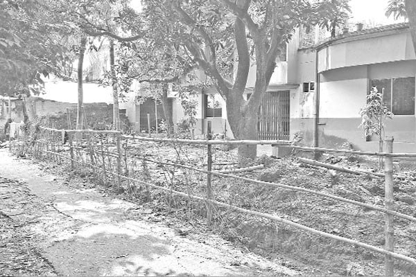 বাঁশের বেড়ায় বন্ধ চলাচলের পথ