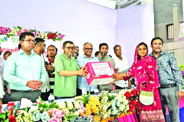 বসুন্ধরা শুভসংঘের উদ্যোগে মনোহরদীতে ৩০ অসচ্ছল নারীর হাতে সেলাই মেশিন
