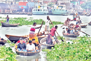 বুড়িগঙ্গায় কচুরিপানা জমে থাকায় নৌকা চলাচলে ভোগান্তি