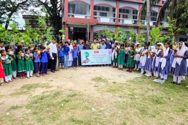 বসুন্ধরা টিস্যু ও শুভসংঘের উদ্যোগে ডামুড্যায় বৃক্ষরোপণ কর্মসূচি