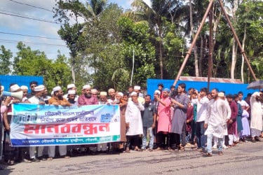 গৌরনদী মডেল মসজিদের নির্মাণকাজ শুরুর দাবিতে মানববন্ধন
