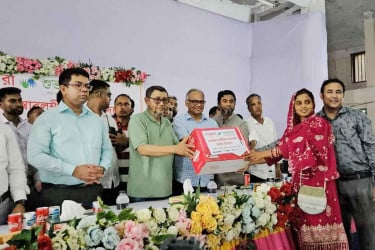 মনোহরদীতে ৩০ অসচ্ছল নারীর হাতে সেলাই মেশিন তুলে দিল বসুন্ধরা গ্রুপ