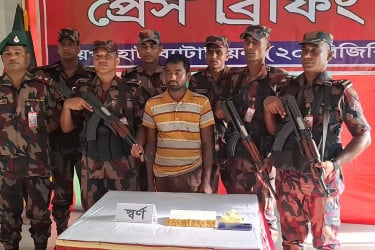 জয়পুরহাটে ১০ স্বর্ণের বারসহ পাচারকারী আটক